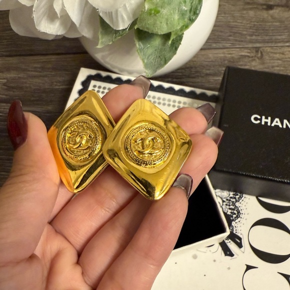 CHANEL Vintage Gold Diamond CC Logo Clip On Earrings - Picture 6 of 7